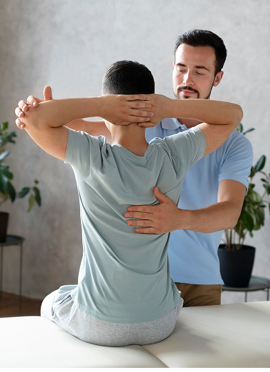 hombre-de-tiro-medio-ayudando-al-paciente 1