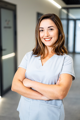 profesional-de-la-salud-confiado-en-la-clinica 1