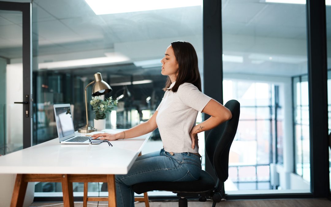 Consejos para evitar malas posturas en la oficina
